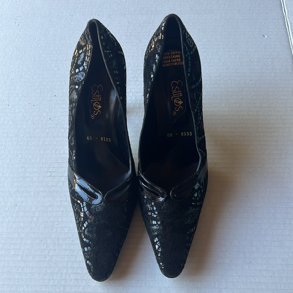 ESTILOS Black Suede and Patent Leather Textured Pumps . - Picture 7 of 7